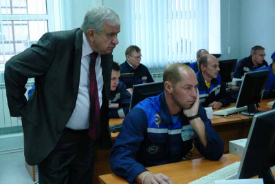 Заместитель главного инженера по распределительным сетям Юрий Непомнящий готов прийти на помощь... Но подсказывать нельзя!